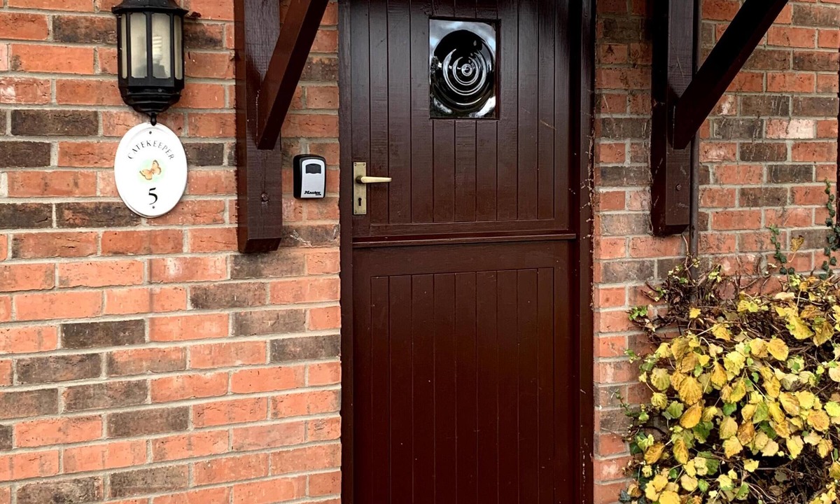 Irstead House | Gatekeeper cottage overlooking lake