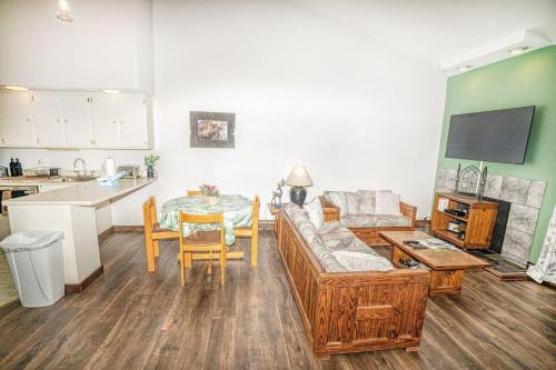 Mendon House | Gateway Condo A25