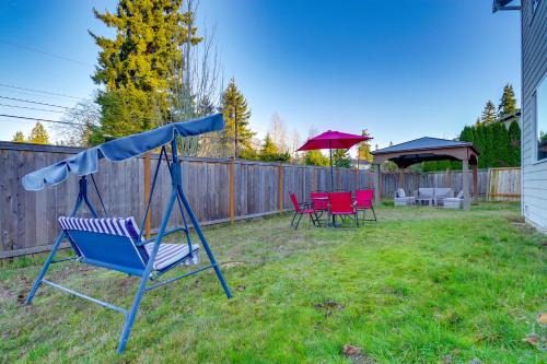Paine Field-Lake Stickney House | Gateway to Seattle! Lynnwood Home w/Gazebo & Yard