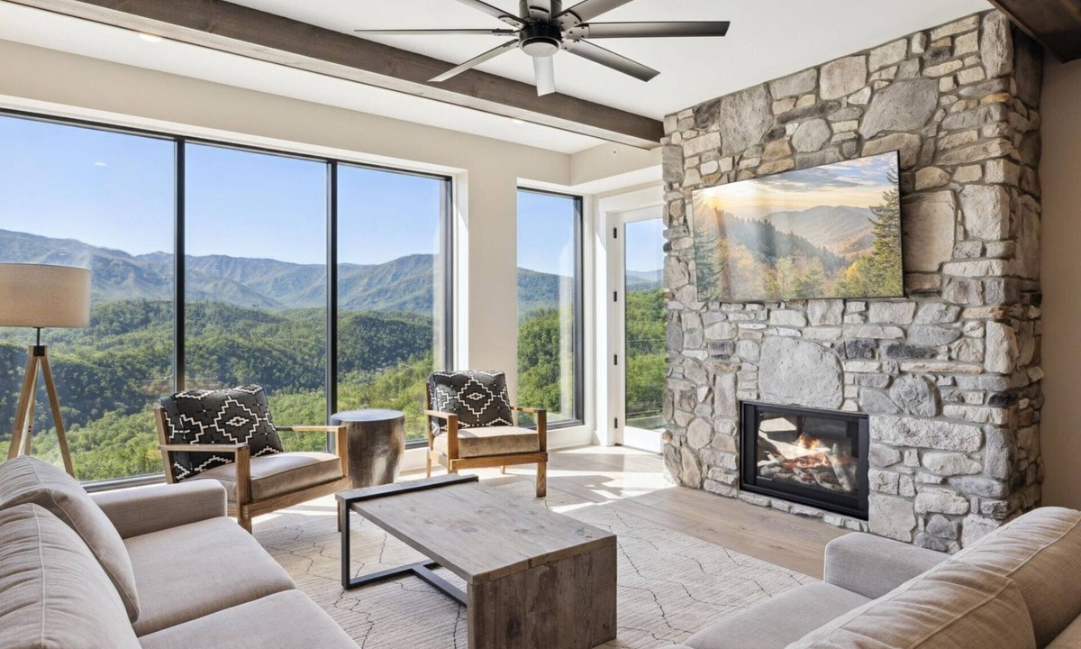 Gatlinburg Condo | Gatlinburg 3 BD-Walk-in Shower-Plunge Tub-Outdoor Pool-$1000 Free Tickets