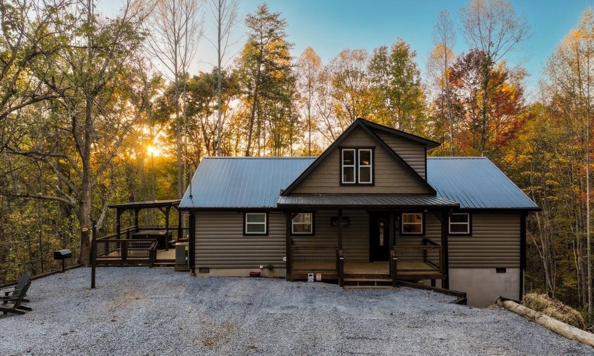 Pittman Center Cabin | Gatlinburg Cozy Retreat ,Golf course 5 min away!