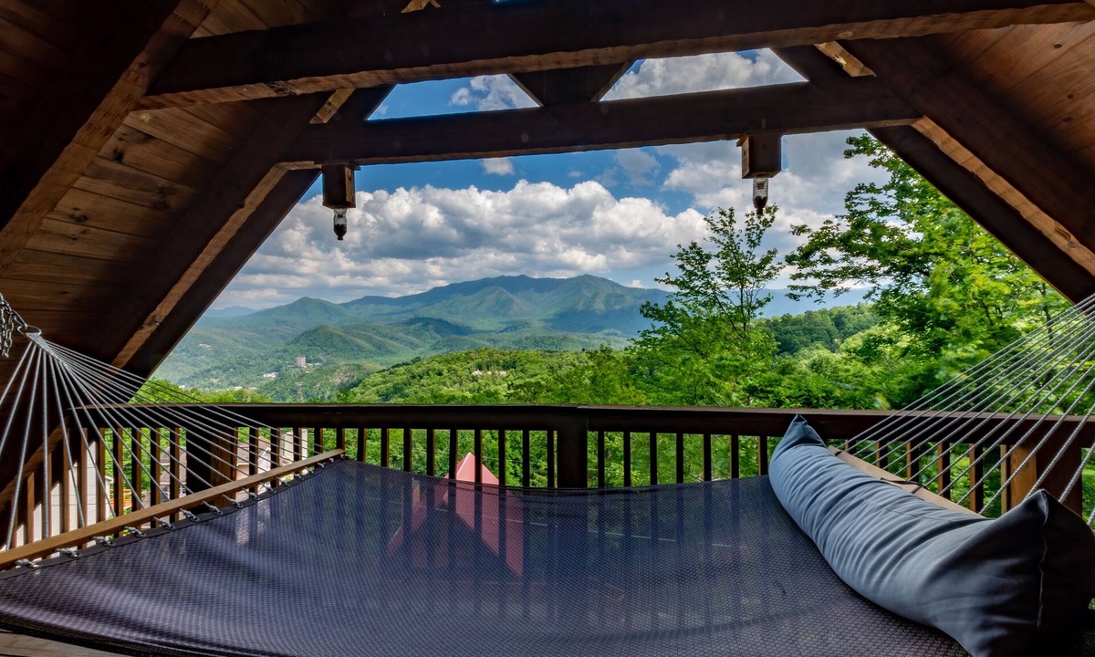 Chalet Village House | GATLINBURG LOG CABIN SPECTACULAR VIEWS HOT TUB LUXURY HONEYMOON ANNIVERSARY