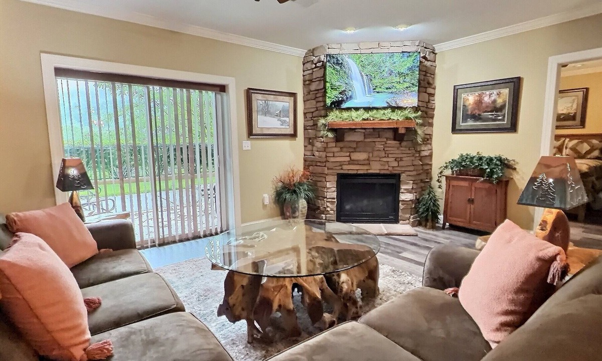 Gatlinburg Condo | Gatlinburg's Finest Downtown Location, Restaurants, Great Mtn Views, Tranquil
