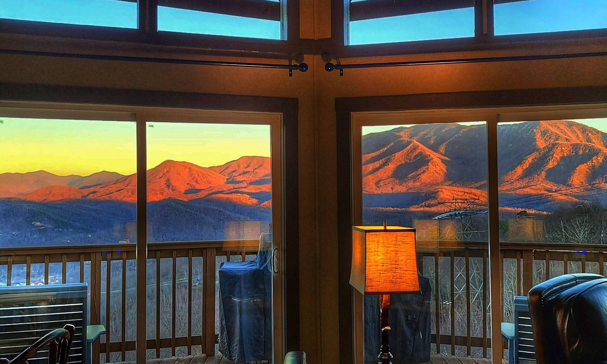 Chalet Village Ski Chalet | GATLINBURG VIEW DOWNTOWN LIGHTS ANAKEESTA MT LECONTE TRAM SKYBRIDGE SKI HOT TUB
