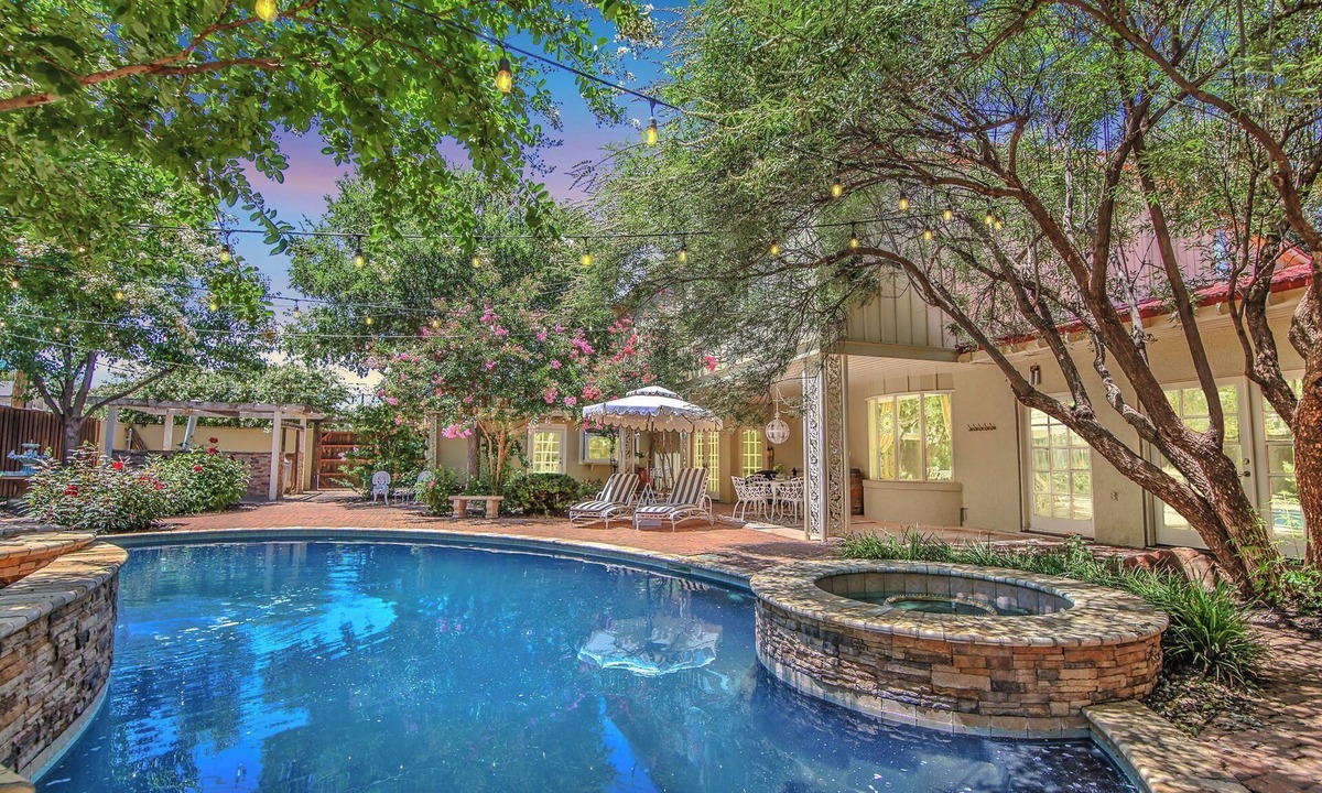 Heart of Lubbock House | Gatsby Getaway 2 miles to TTU w/Pool+Speakeasy+Bar