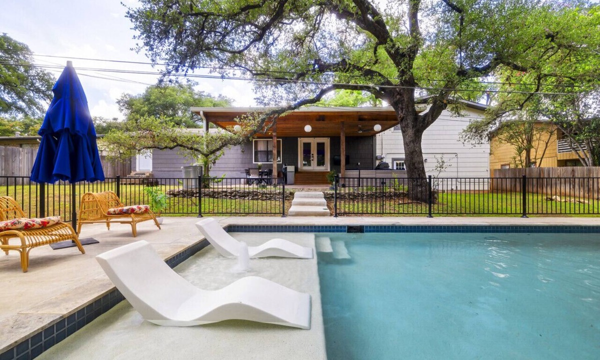 San Marcos House | Gatsby-Inspired 5BR Near Texas State Pool, Gym, Fire Pit