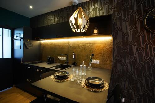 Saint-Chamond Apartment | Gatsby Room