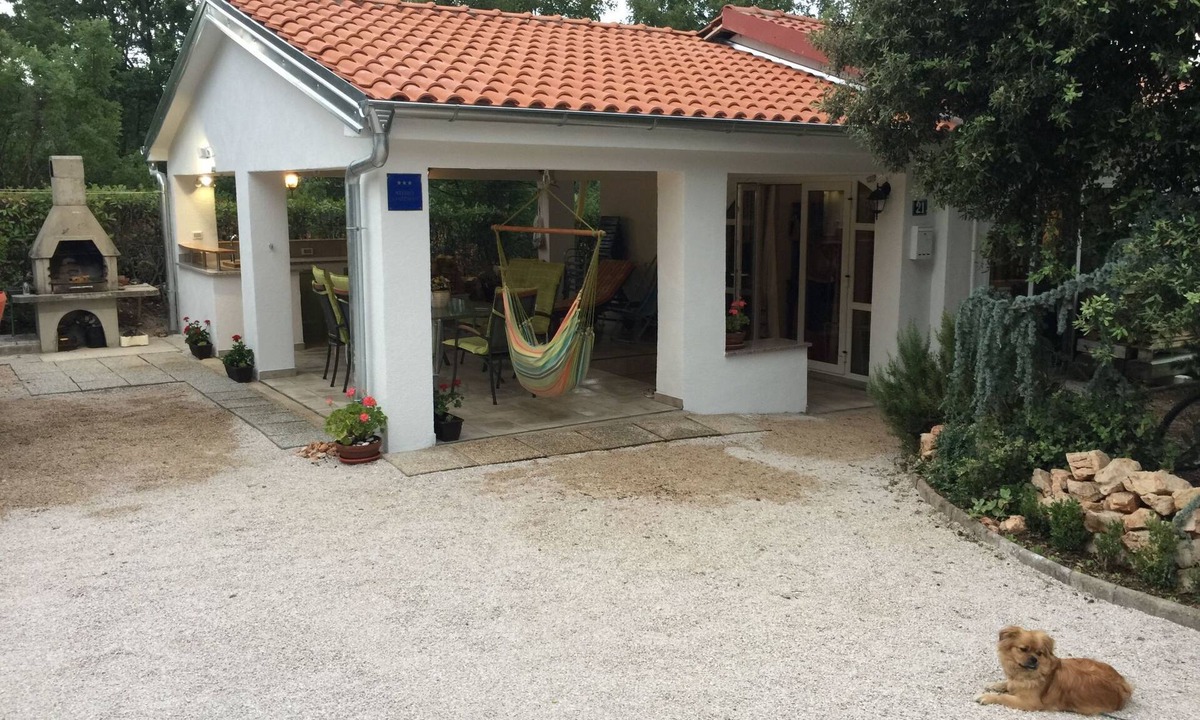 Pinezici House | Gemütliches Ferienhaus in Pinezići mit großer Te by Interhome
