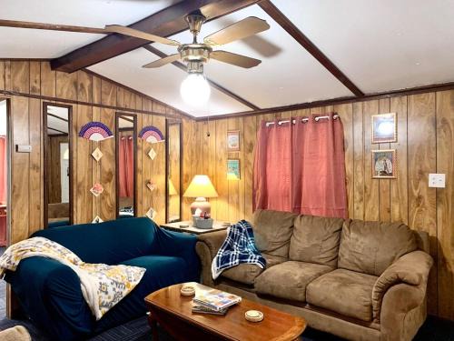 Wagoner House | Gene's Retreat, charming lakeside 3 bedroom 2 bath