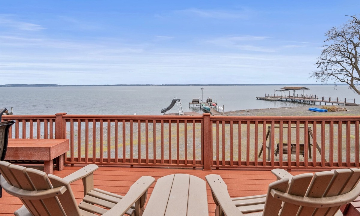 Geneva Cottage | Geneva Lakefront Retreat | Kayaks | Dome Hockey