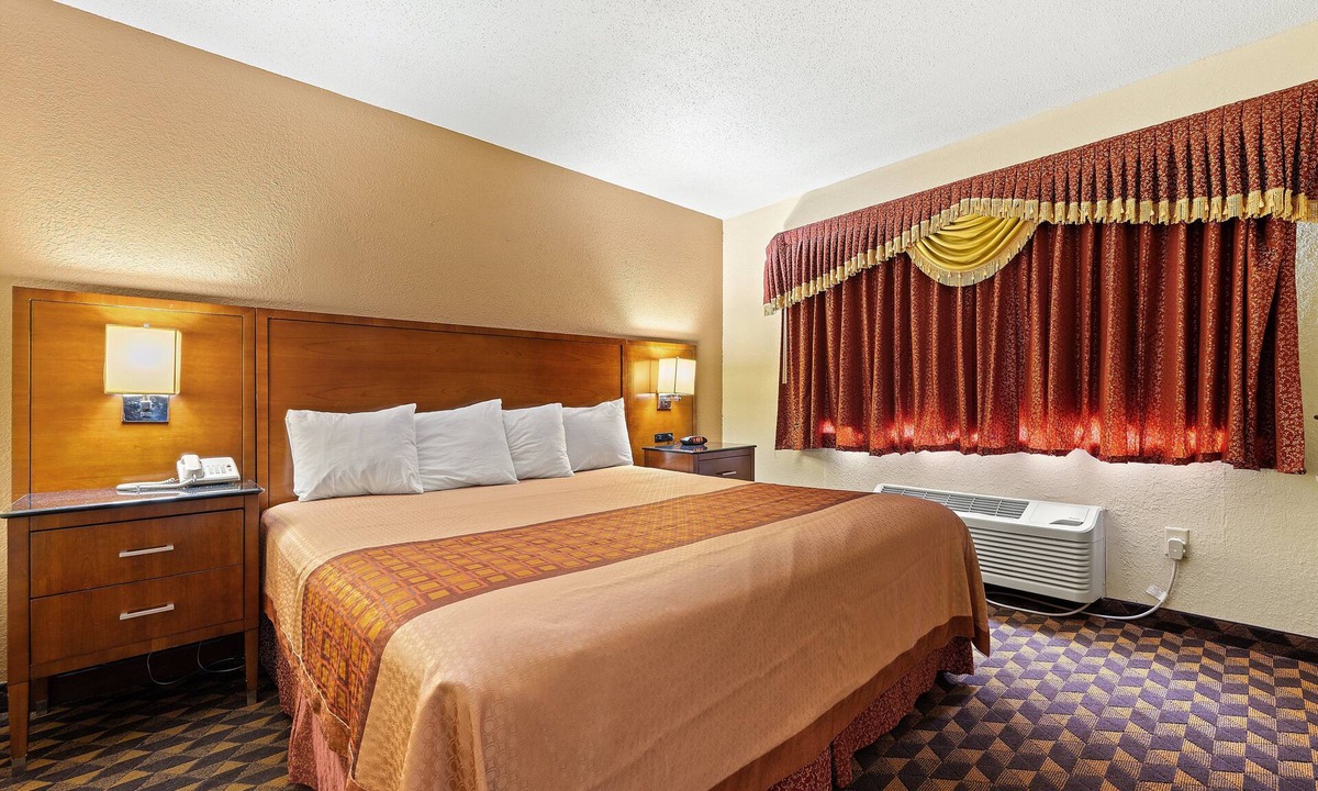 St. Charles Hotel | Geneva Motel Inn