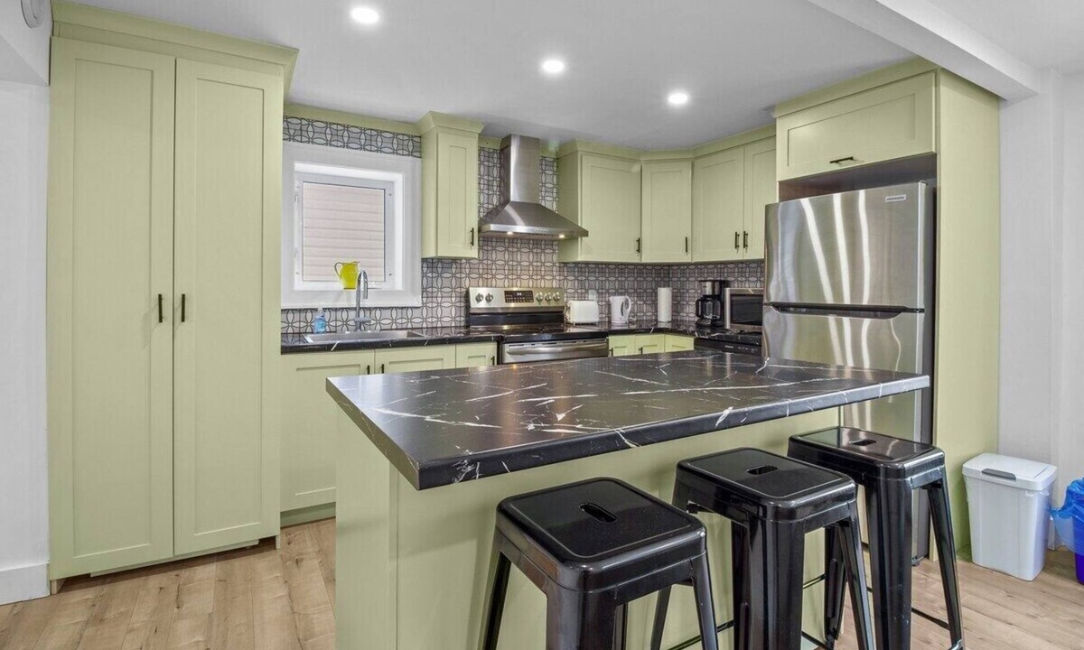 St. John's House | Georgetown Hutch Private Patio Parking