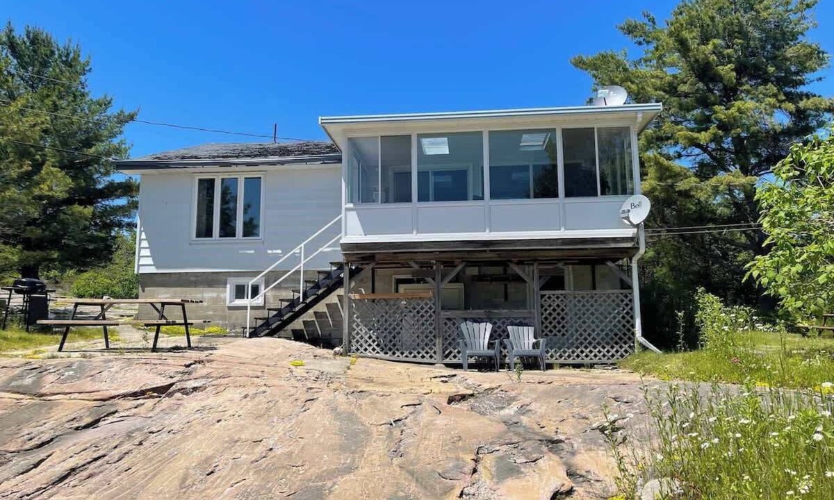 Carling Cottage | Georgian Bay 3-bdrm lakefront Main House