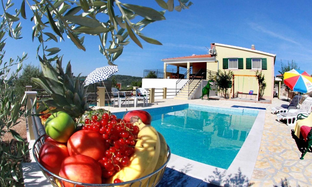 Grohote House | Geräumige Ferienvilla mit Pool und Meerblick by Interhome