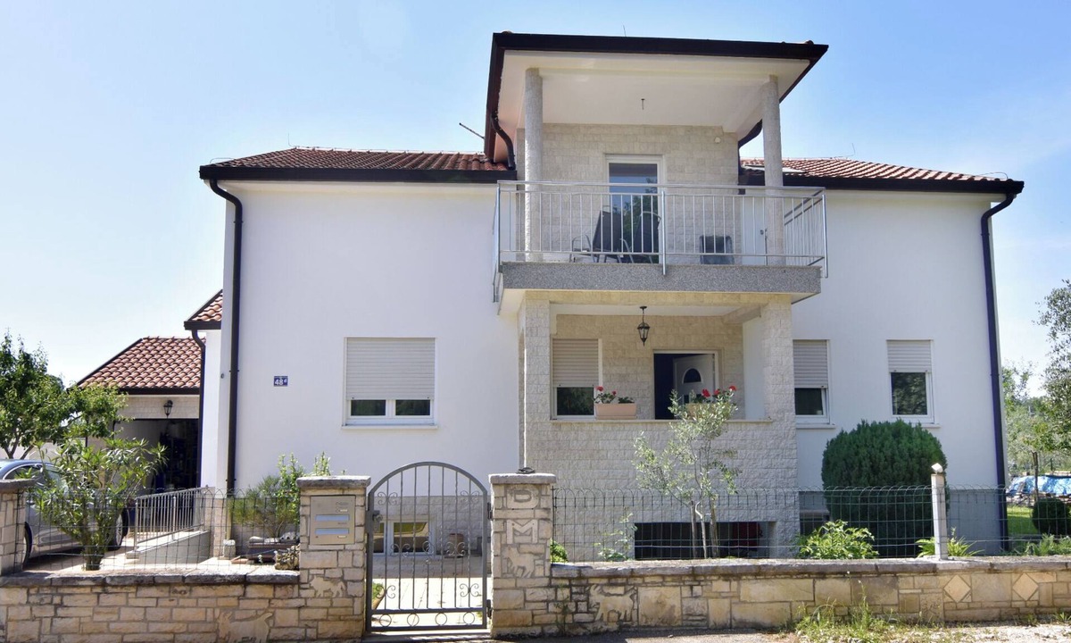 Krizine Apartment | Geräumige Kellerwohnung in der Nähe von Umag