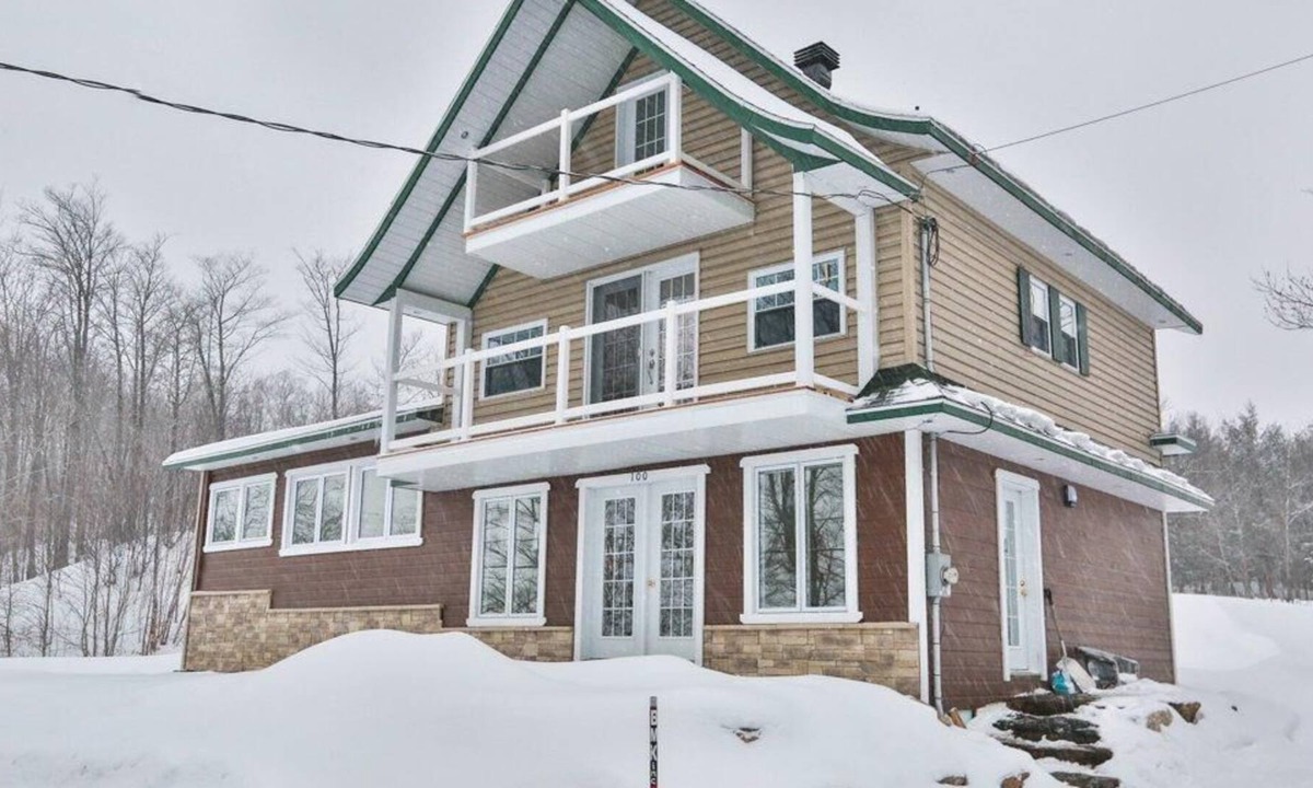 Grandes-Piles Ski Chalet | Get lost in Grandes-Piles Cozy modern chalet View on St-Maurice River