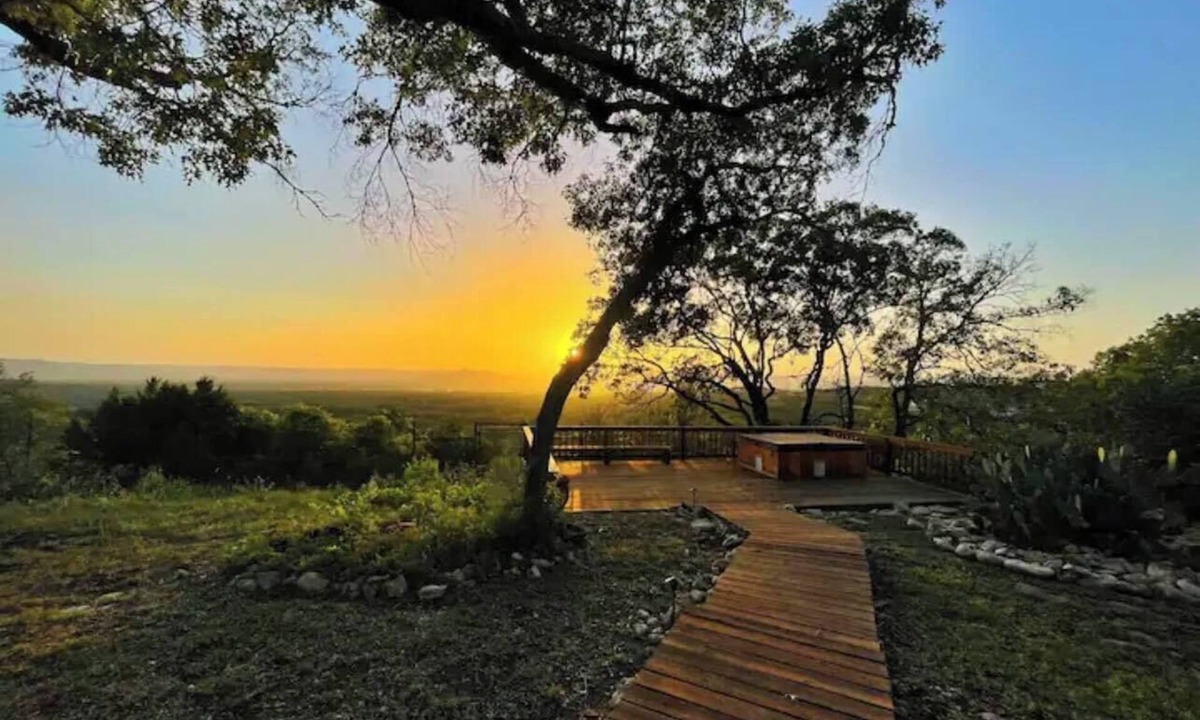 Utopia Cabin | Get Outside for Spring Break-13 mi to Lost Maples SNA, 22 mi to Garner Park!