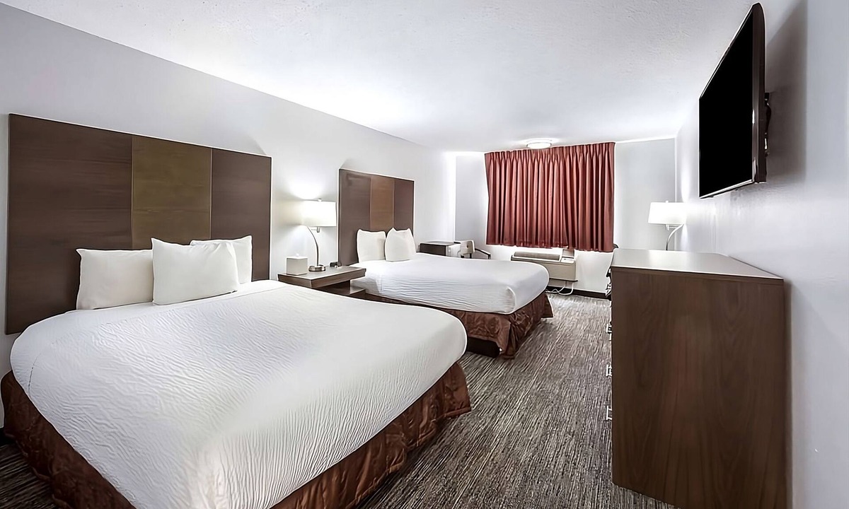 Grants Pass Hotel | Get Ready for Adventure! Minutes Away from Rogue River and Hellgate Canyon!