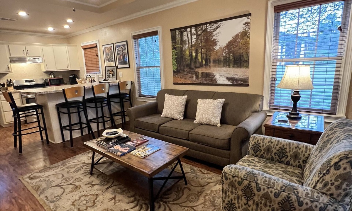 Clarksdale House | Get to BLUES-in' at Rusty's Roost, adjacent to downtown Clarksdale, MS