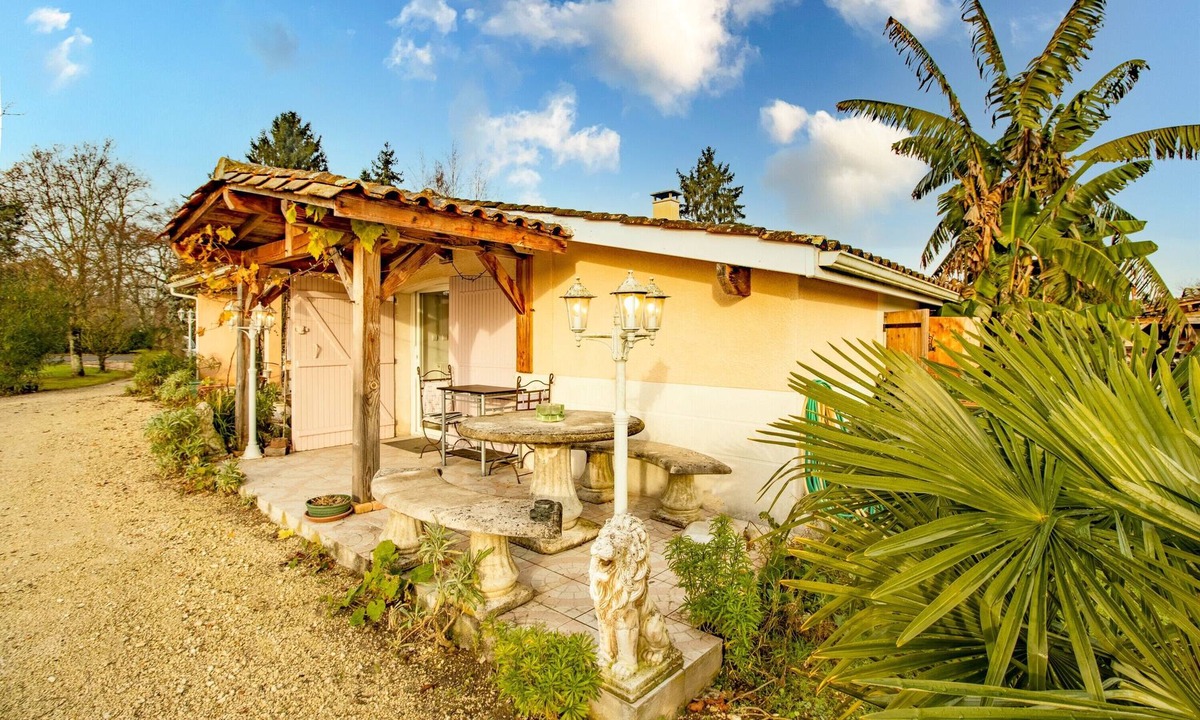Saint-Avit-Saint-Nazaire House | Getaway at Les Pouges – Renovated House with Garden, Fast Wi-Fi, Barbecue