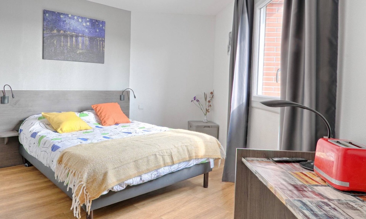 Le Tremblay Apartment | Getaway by the river and city – Comfortable studio, 30 min to Paris