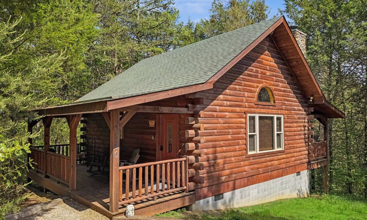 Farmville Cabin | Getaway Cabin | Hot tub + Fire Pit + Trail Access