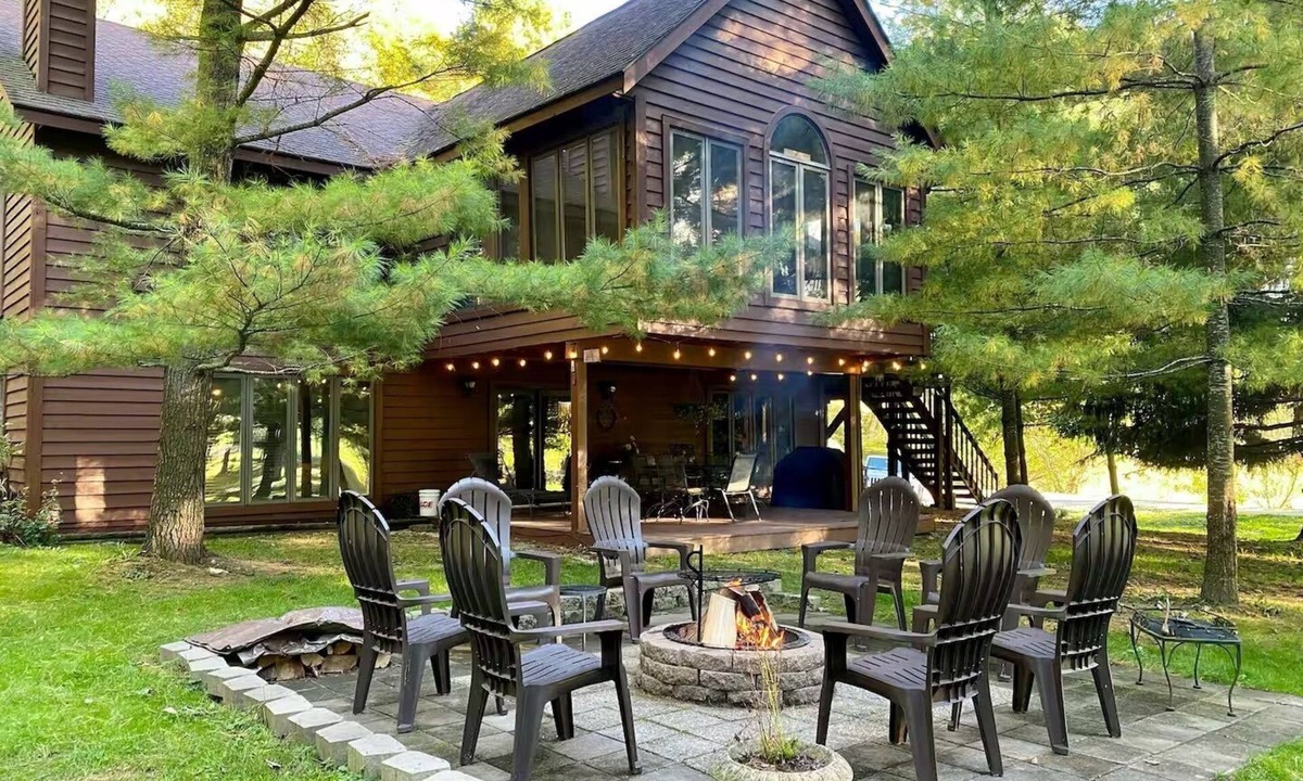 Decorah Cabin | Getaway Suite at Rustic Acres