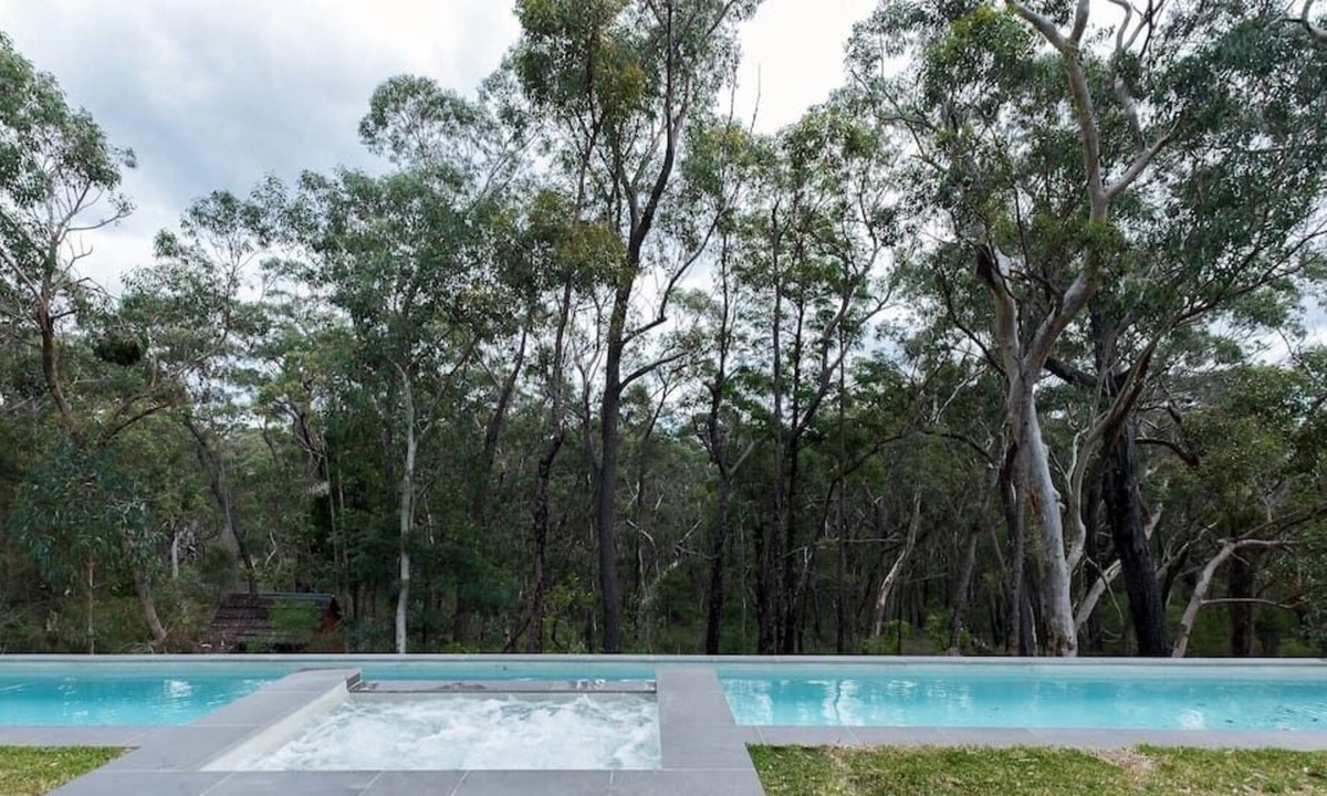 Yerrinbool Cabin | Getawayz NSW - Valencia Cottage - Rustic, Charming, Relaxing!