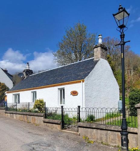 Lewiston House | Ghillies Cottage, Loch Ness