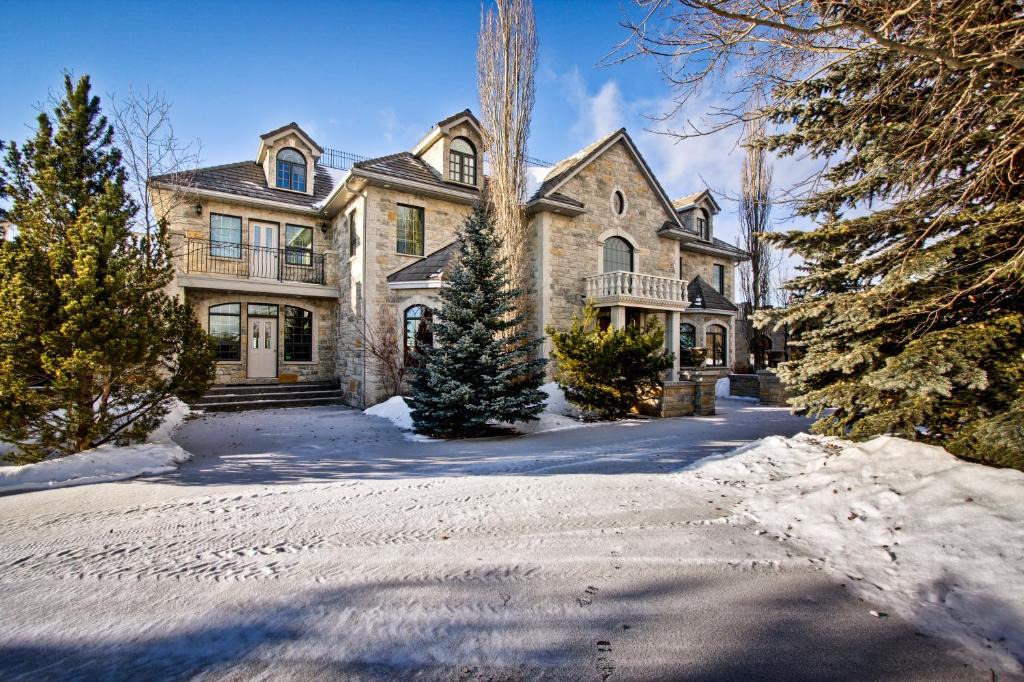 Calgary Villa | Ghost Lake Manor House