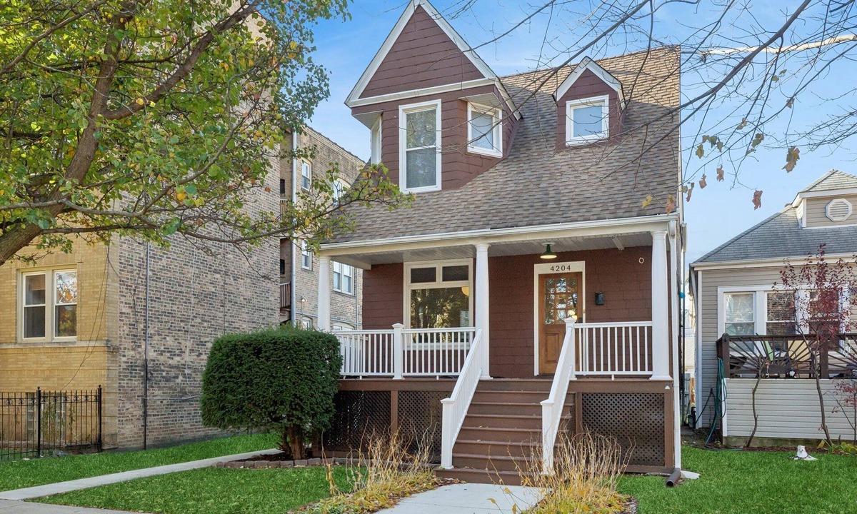 Irving Park House | Giant 5-Bedroom Home w/Pool Table, 15 Min to Wrigley & Downtown