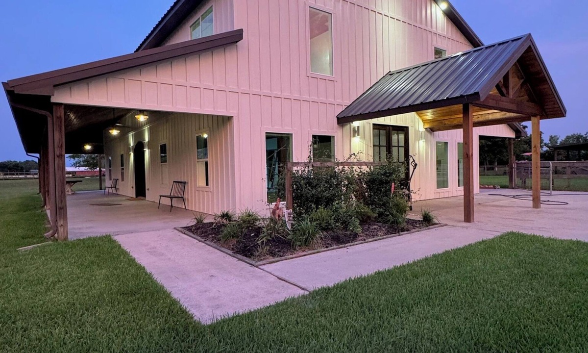 Alvin Other | Giant Farmhouse in Santa Fe that sleeps 21