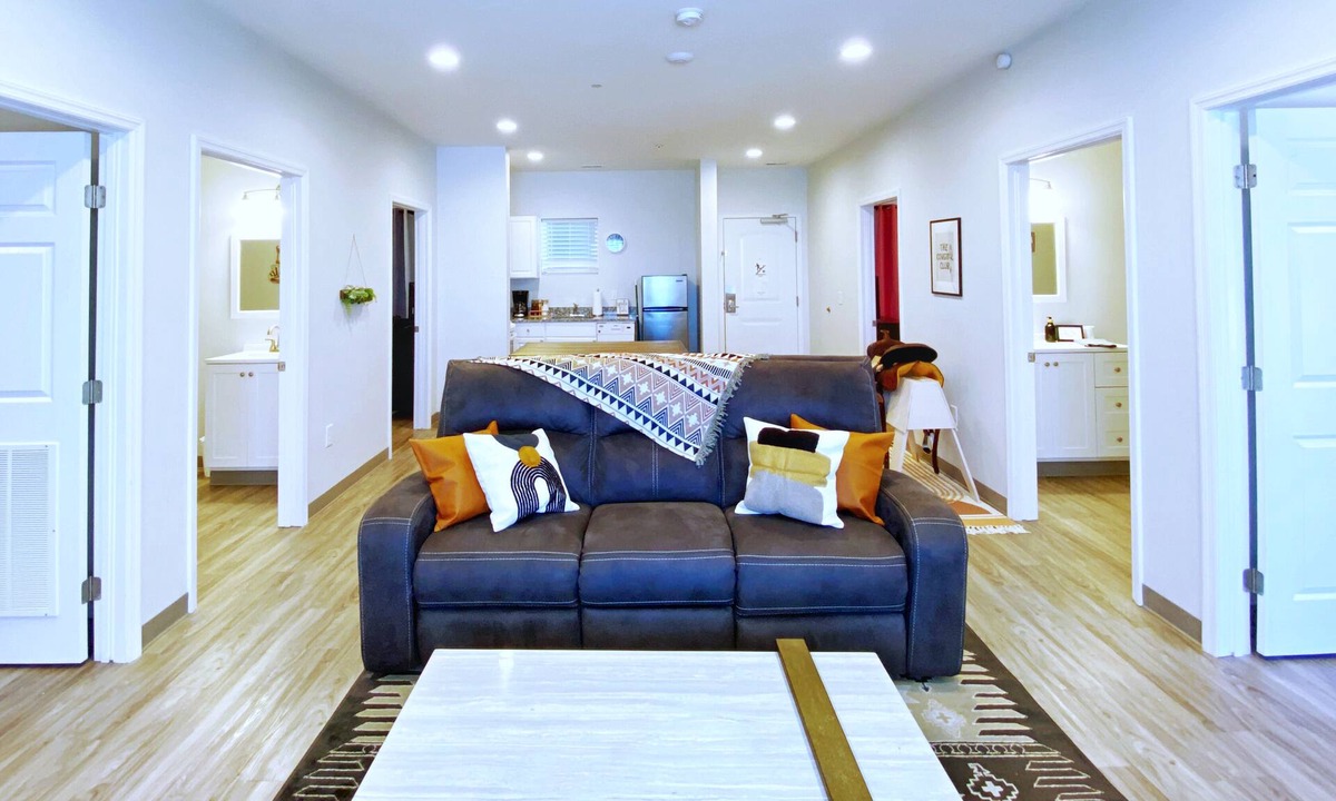 Maxwell Condo | Giddy Up in East Suites! 4 bd/2 ba! Walk everywhere in East Nash!
