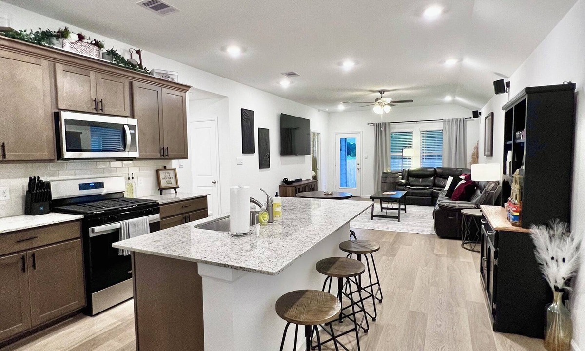 Wellborn House | GIG ’EM LANE 3BR Grill & Fire Pit Coffee Bar 75" TV Near Hwy 6