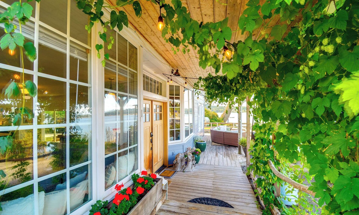 Gig Harbor House | Gig Harbor House w/Private Beach + Views!