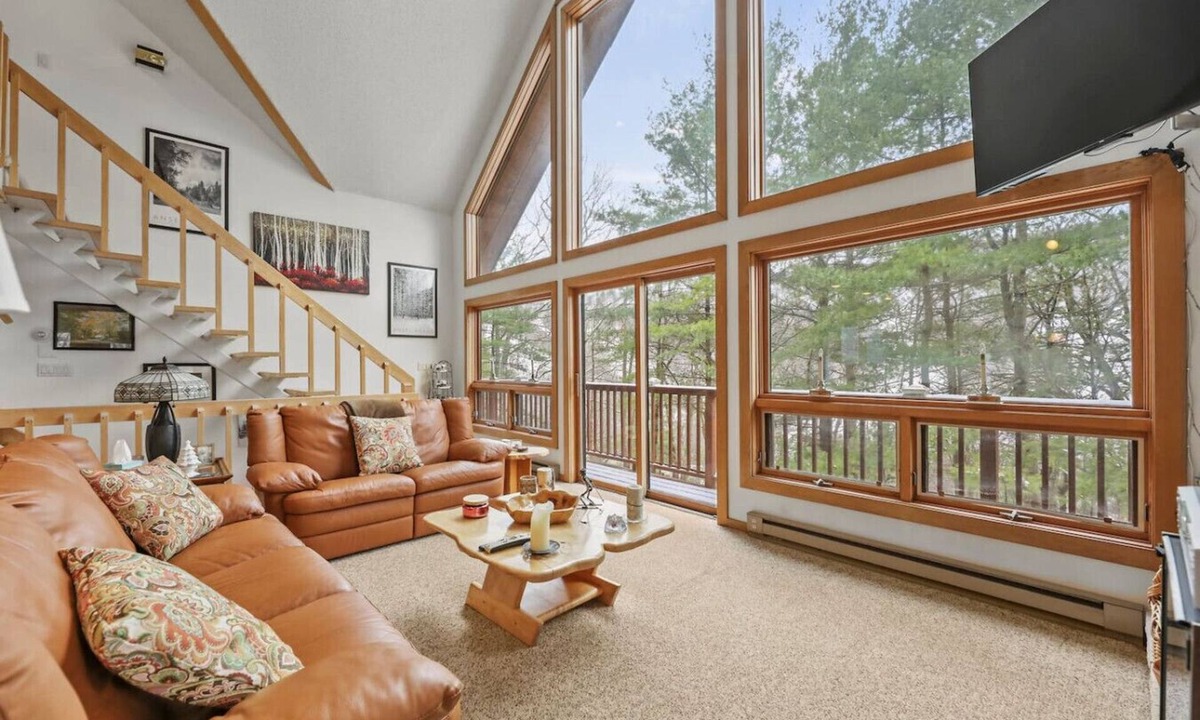 Egremont House | Gilbert Ski Chalet | 3 min to Catamount!