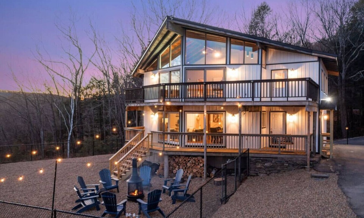 Gilford House | Gilford NH Vacation Rental. Sleeps 14. Near Lake Winnipesaukee & Gunstock