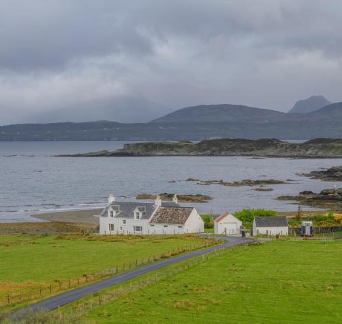 Breakish House | Gillean House-Spectacular beachfront property-Skye