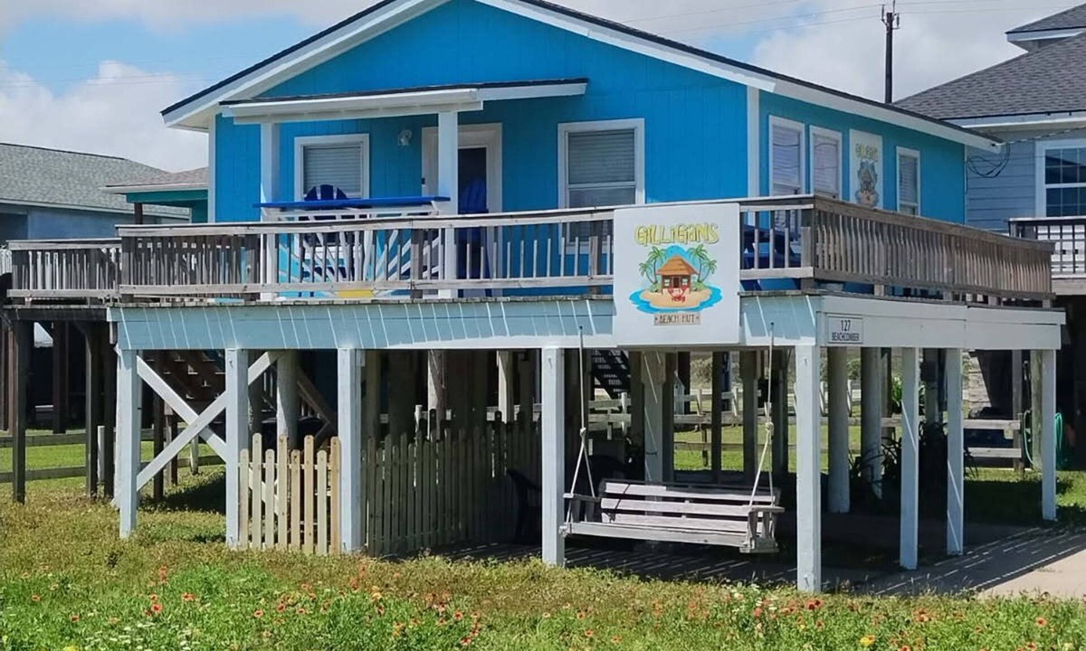 Surfside Beach Cottage | GILLIGANS BEACH HUT- RELAXING BEACH GETAWAY- OCEAN VIEW-PET FRIENDLY/FENCED YARD