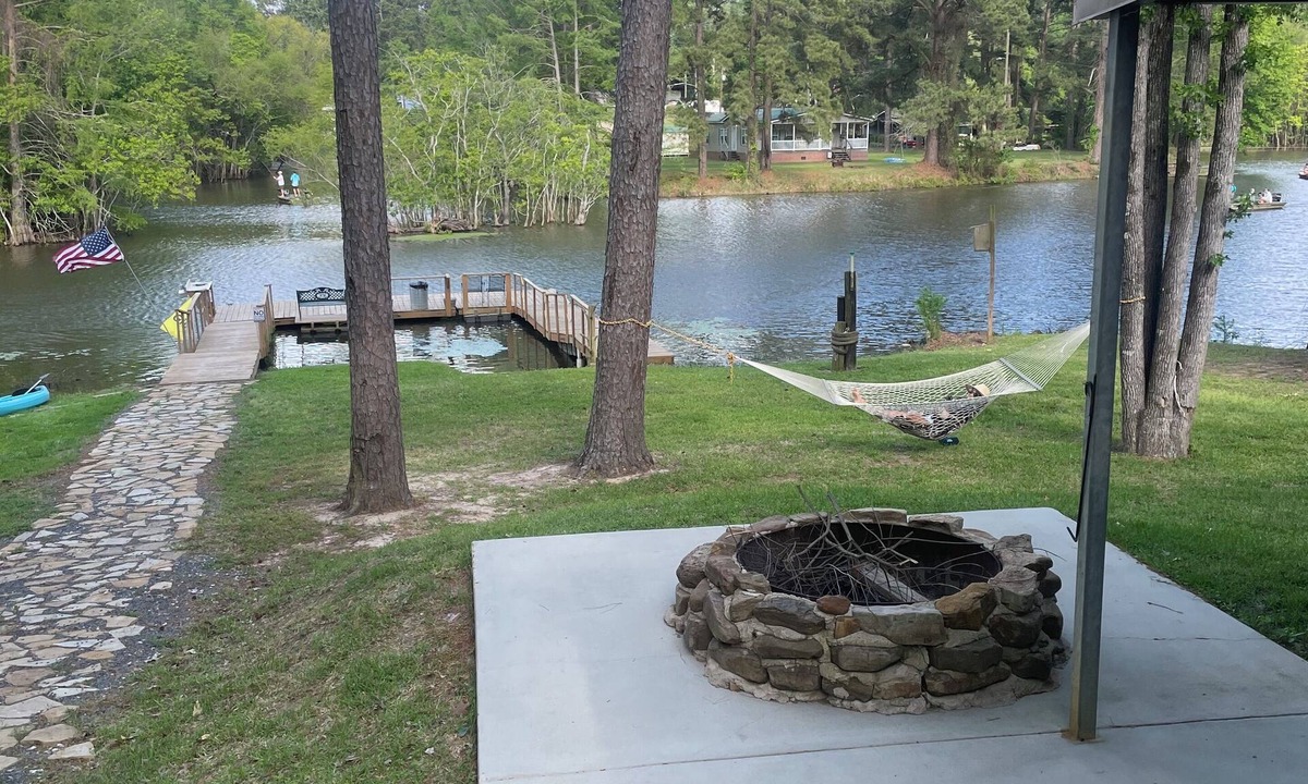 Negreet Cabin | Gilligan’s Waterfront Retreat –With Dock-Peaceful-Fish, Grill & Relax