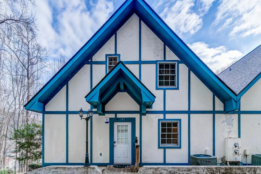 Helen House | Gingerbread Haus 1