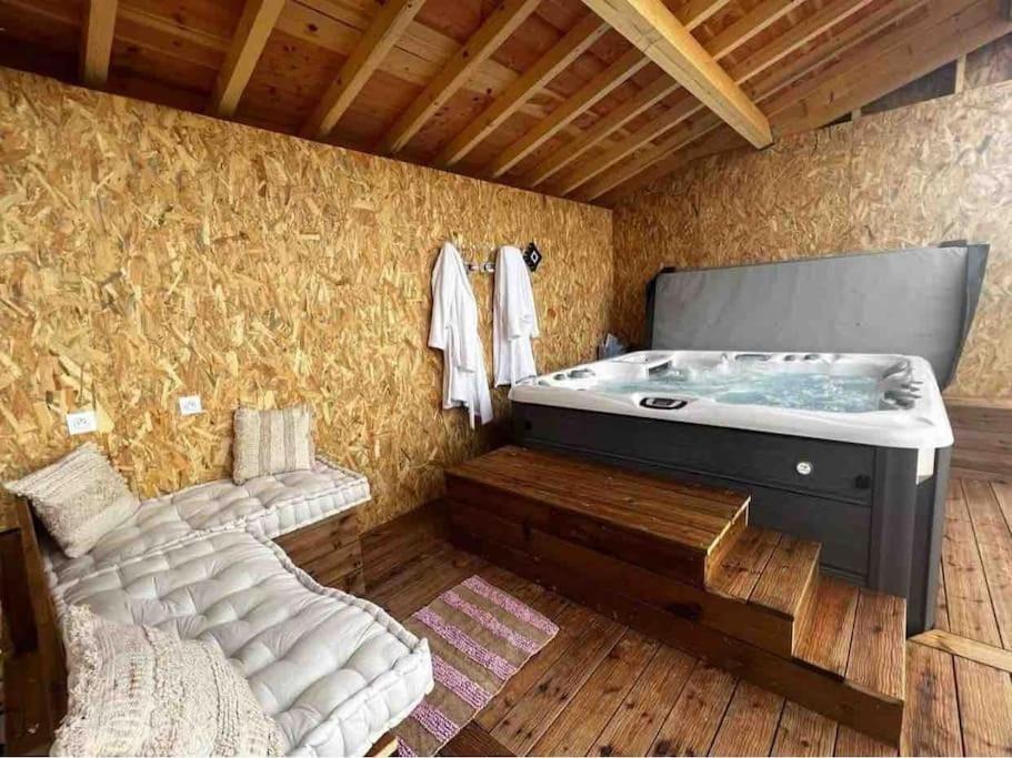 Saint-Felix-de-Tournegat House | Gite à la ferme avec jacuzzi et piscine chauffée