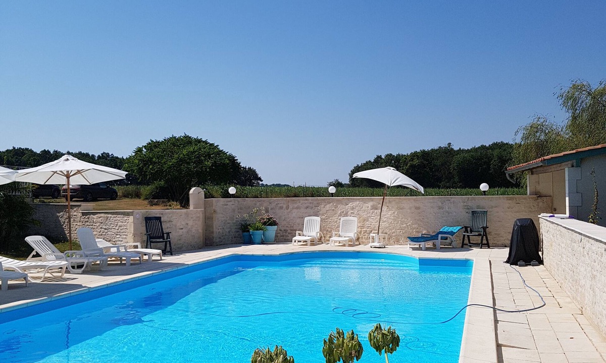 Saint-Pierre-d'Amilly House | Gite 4: Swallows 4 bedrooms for 10 people