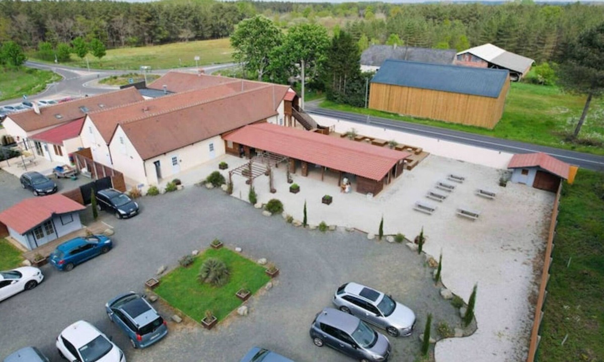 Yvre-le-Polin Cottage | Gite 55 Couchages Salle 200 m2