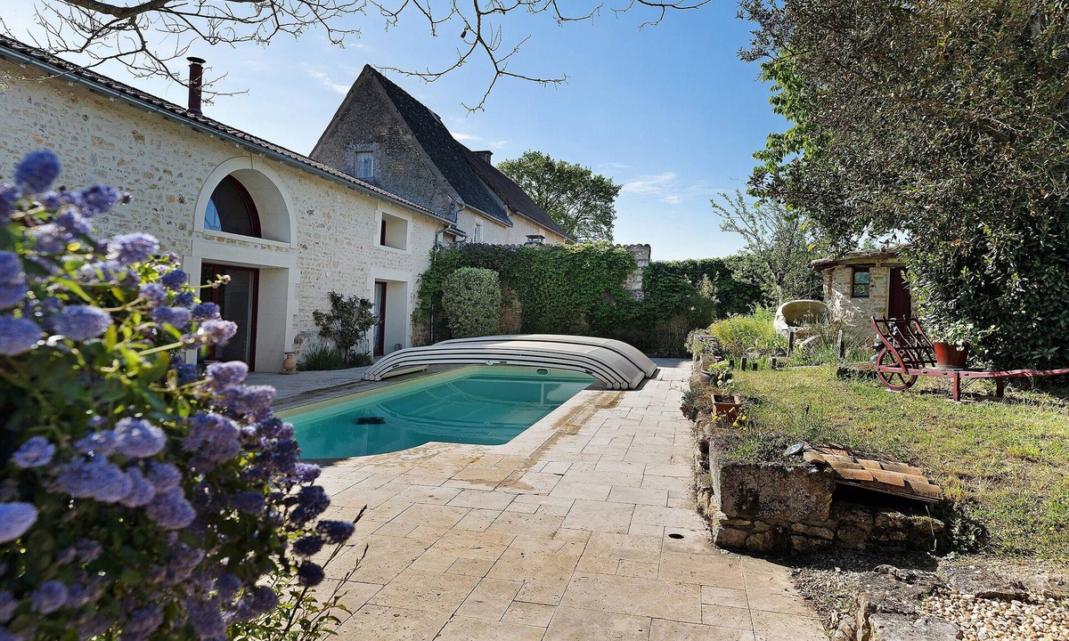 Vouneuil-sous-Biard House | Gîte “À La Tite Boulite” with Shared Pool, Private Terrace, and Wi-Fi