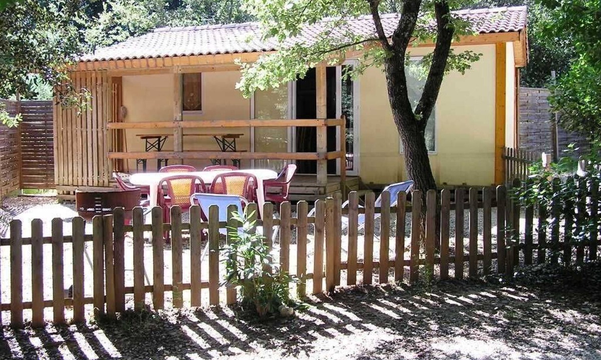 Vers-Pont-du-Gard Ski Chalet | Gite Angéle Vers Pont du Gard en Provence, river and swimming pool
