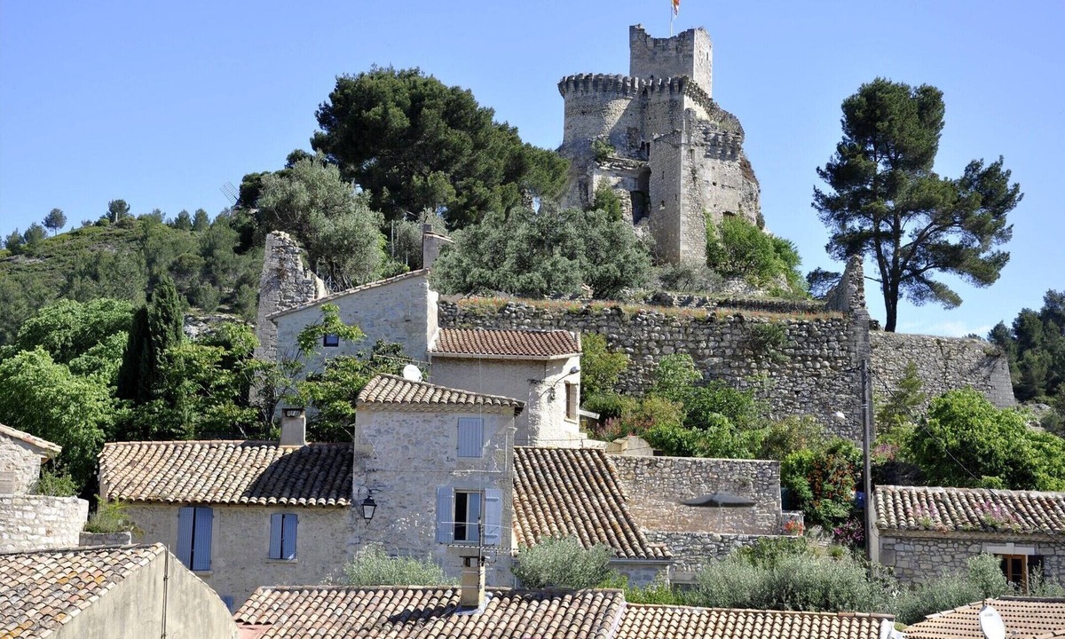 Boulbon House | Gite Boulbon. House at the foot of the old Castle between Avignon & Baux de Provence