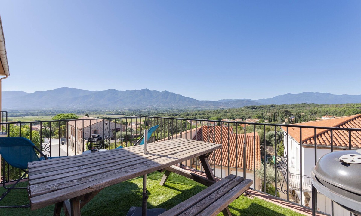 Banyuls-dels-Aspres Apartment | Gîte 'Canigou' with Mountain View, Wi-Fi, and Air Conditioning