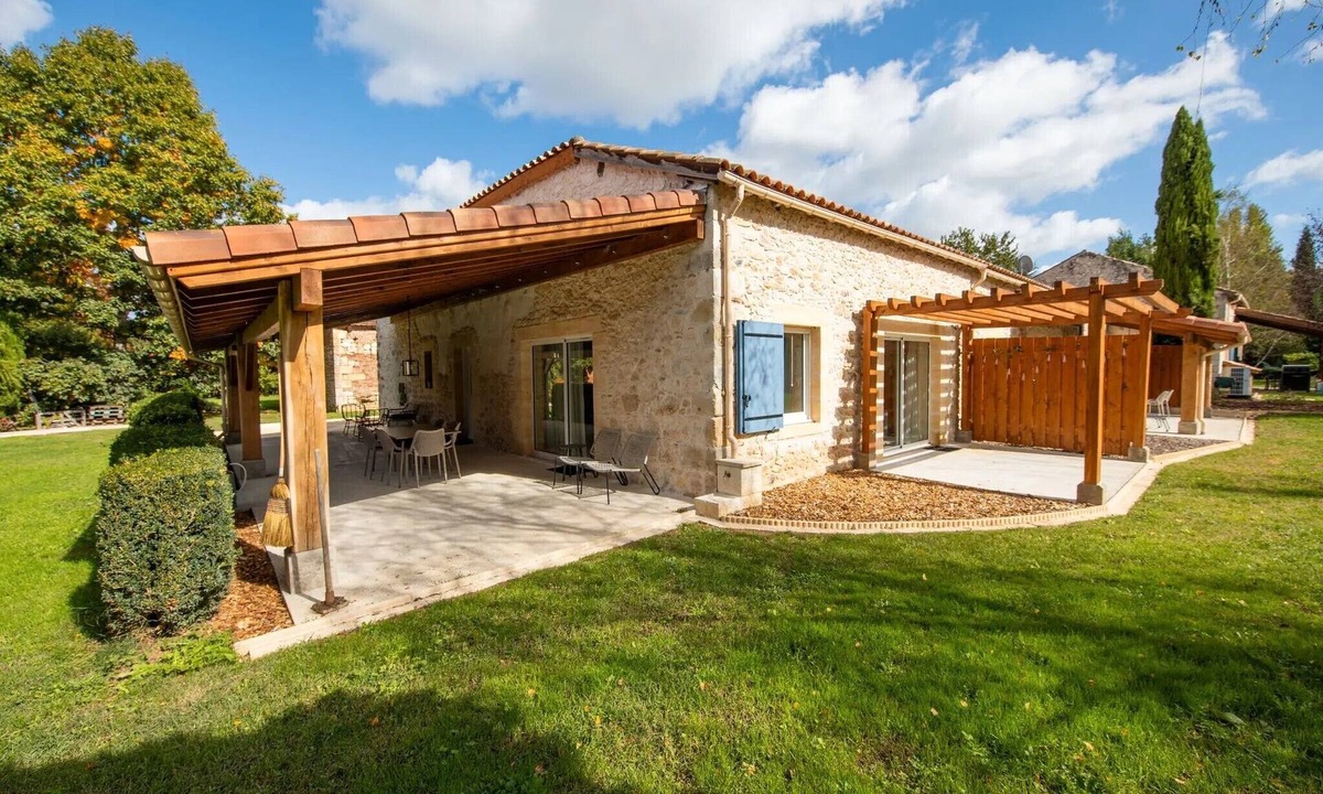 Saint-Georges Cottage | Gîte "Cœur des Ondes Bleuet" with Private Terrace, Shared Garden and Wi-Fi