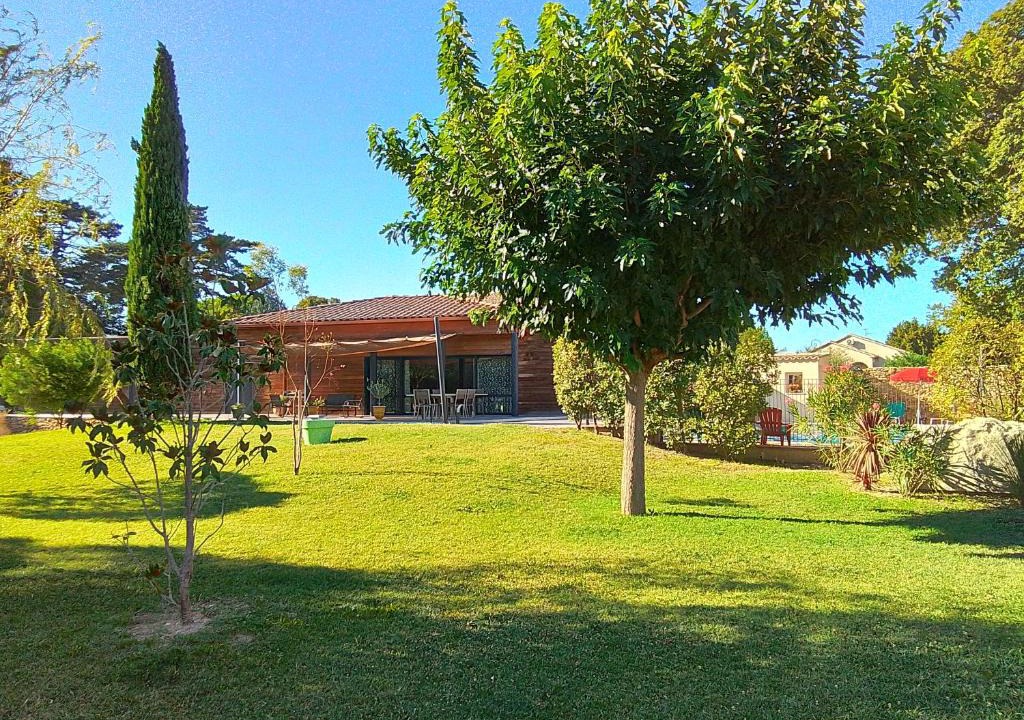 Camaret-sur-Aigues Apartment | Gite d'Emma